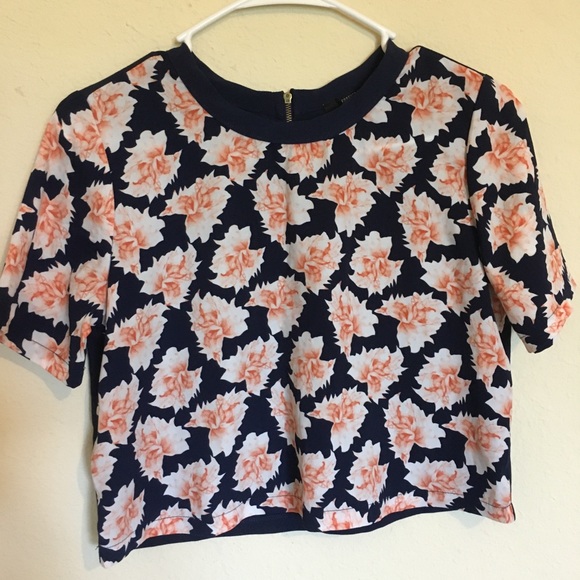 Forever 21 Tops - Forever 21 super cute Dark Blue crop top w/ zipper